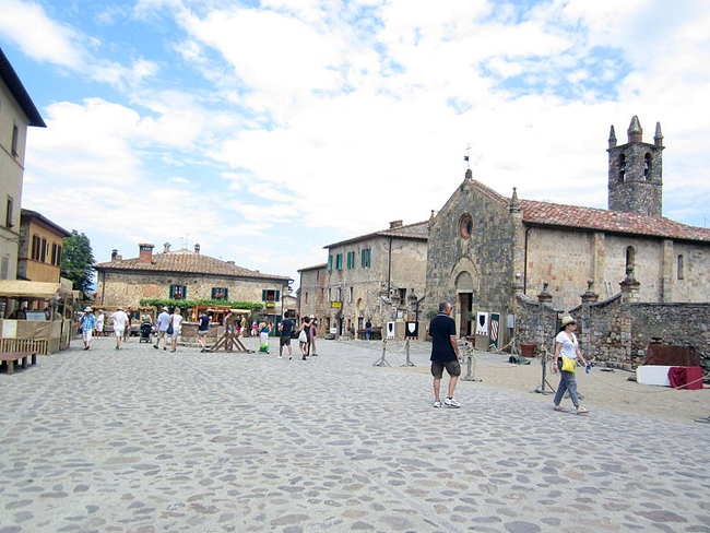 siena-italy-travel-guide-monteriggioni-Piazza_Roma