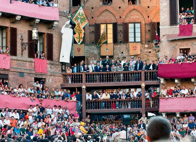 siena-italy-travel-guide-palio-crowd
