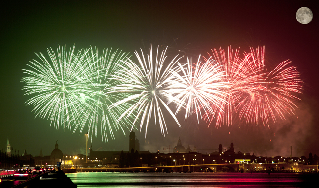 italy_italian_new_year_custom_tradition_fireworks_venice