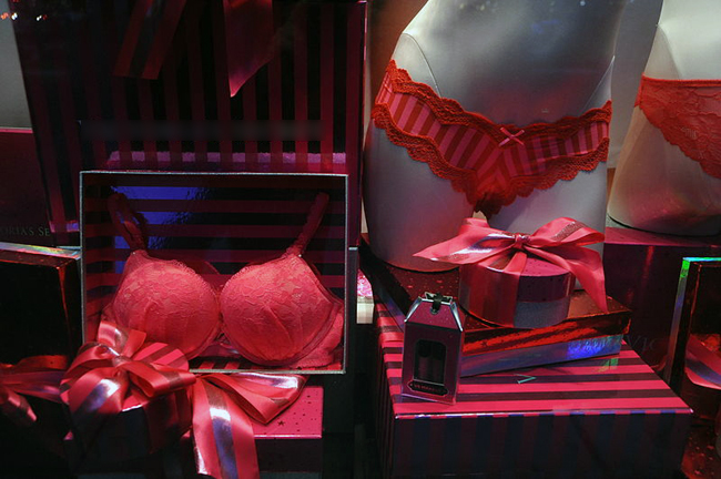 italy_italian_new_year_custom_tradition_red_underwear