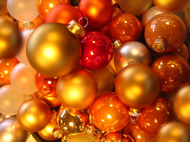 typical-italian-christmas-celebration-christmas-ornaments