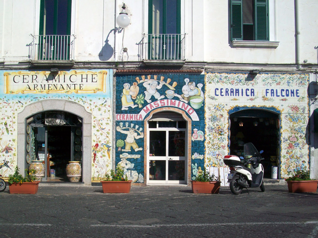 italy-travel-guide-amalfi-coast-vietri-sul-mare-store